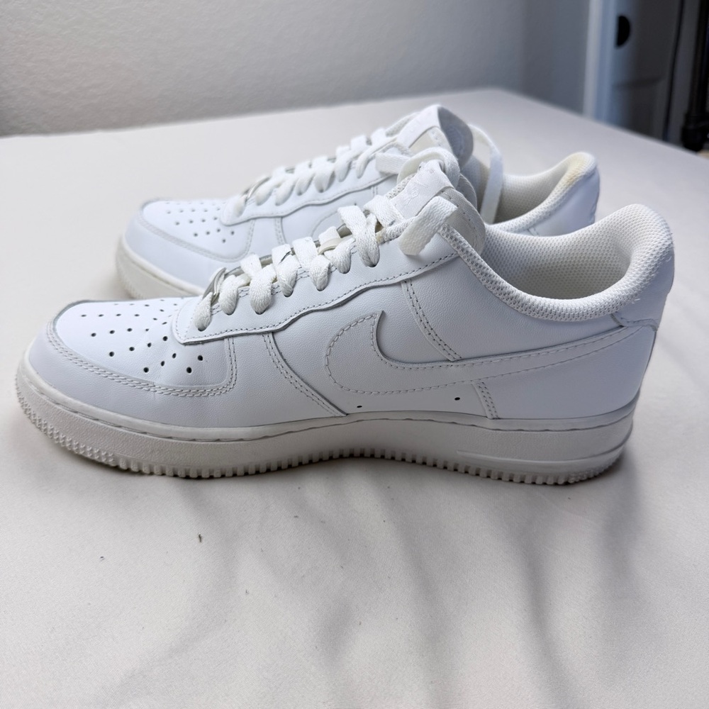 Nike Women's Air Force 1 '07 "Triple White - Picture 3 of 8